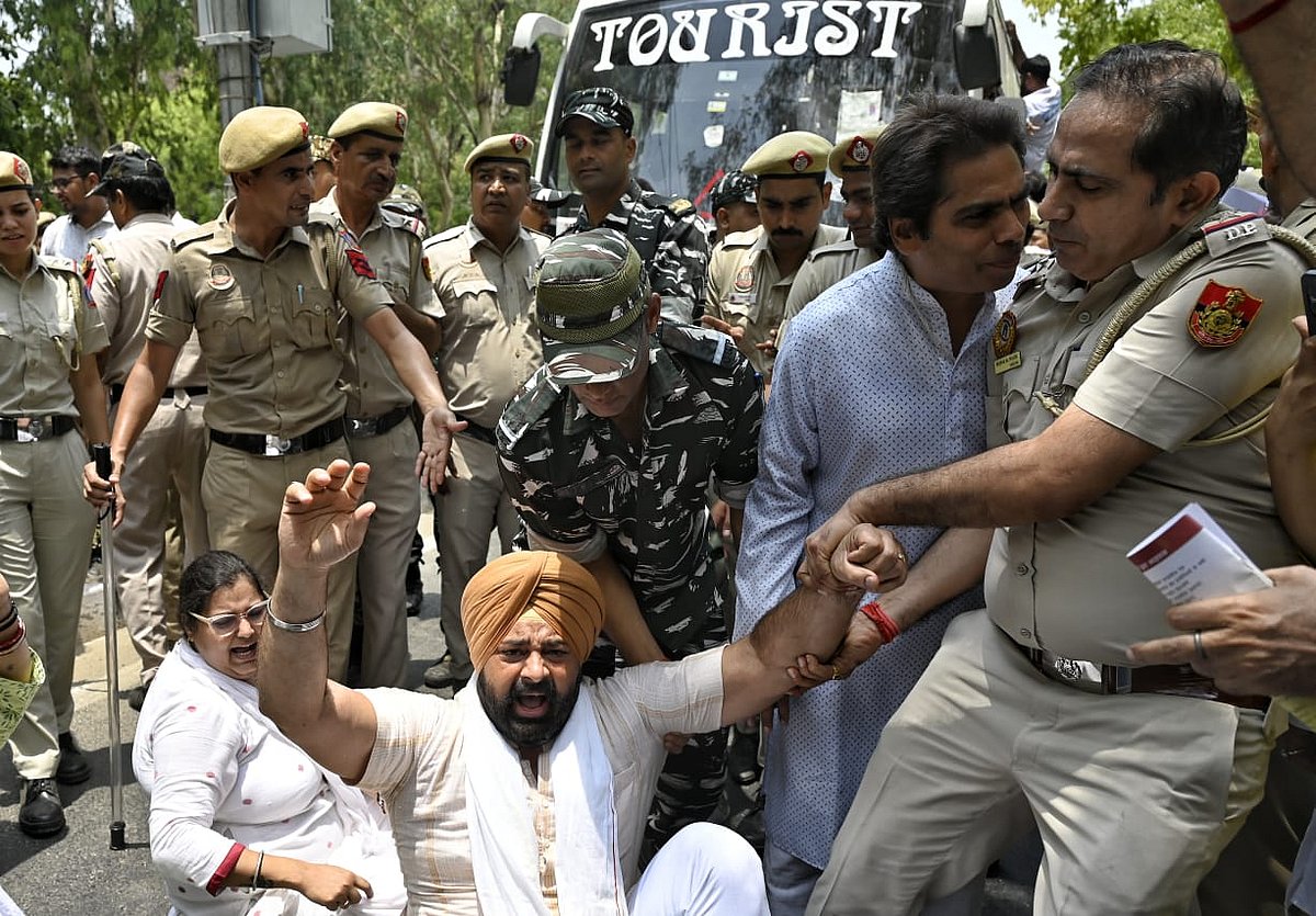 Congress workers on protest path