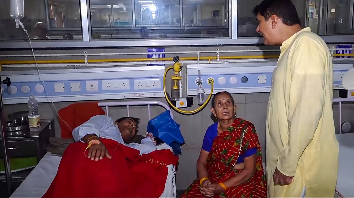 Saurabh Bharadwaj inspects Madan Mohan Malviya hospital in New Delhi on 20 June (photo: PTI)
