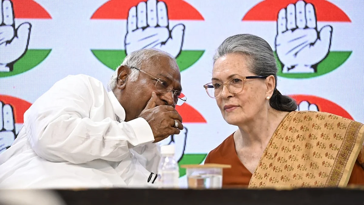 Sonia Gandhi and Congress president Mallikarjun Kharge (photo: Vipin/NH)