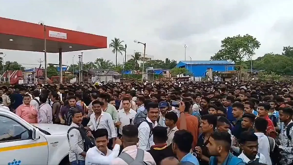 Screen grab shows thousands of job aspirants gathered to apply for the post of loader from @Cow__Momma/X