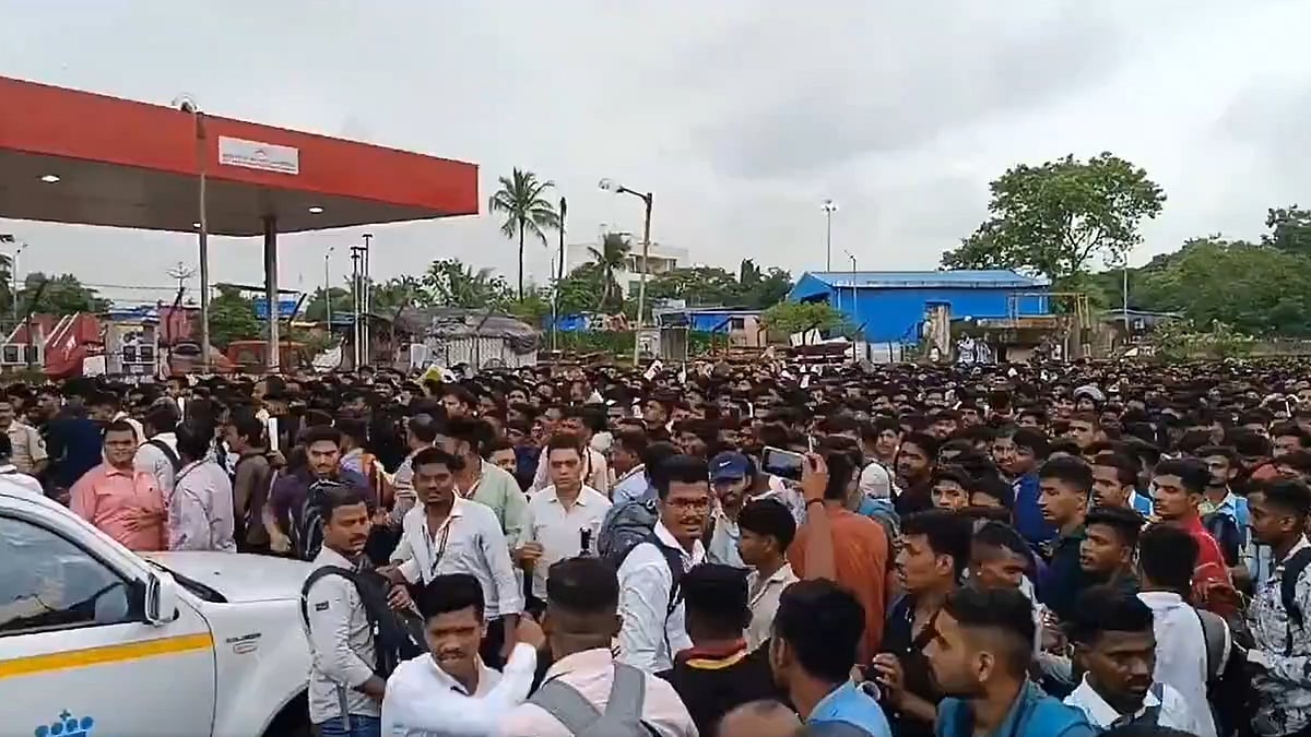 Screen grab shows thousands of job aspirants gathered to apply for the post of loader from @Cow__Momma/X