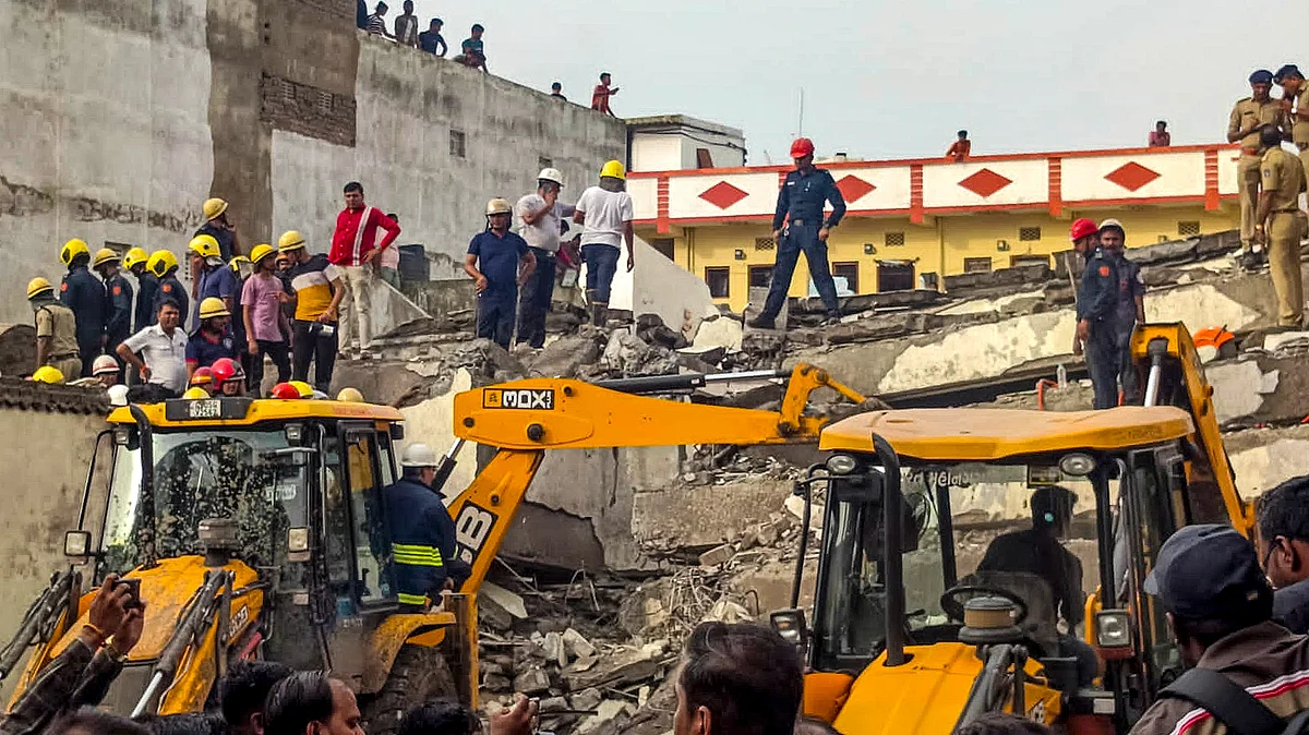 Officials conduct rescue operation in Surat on 6 July (photo: PTI)