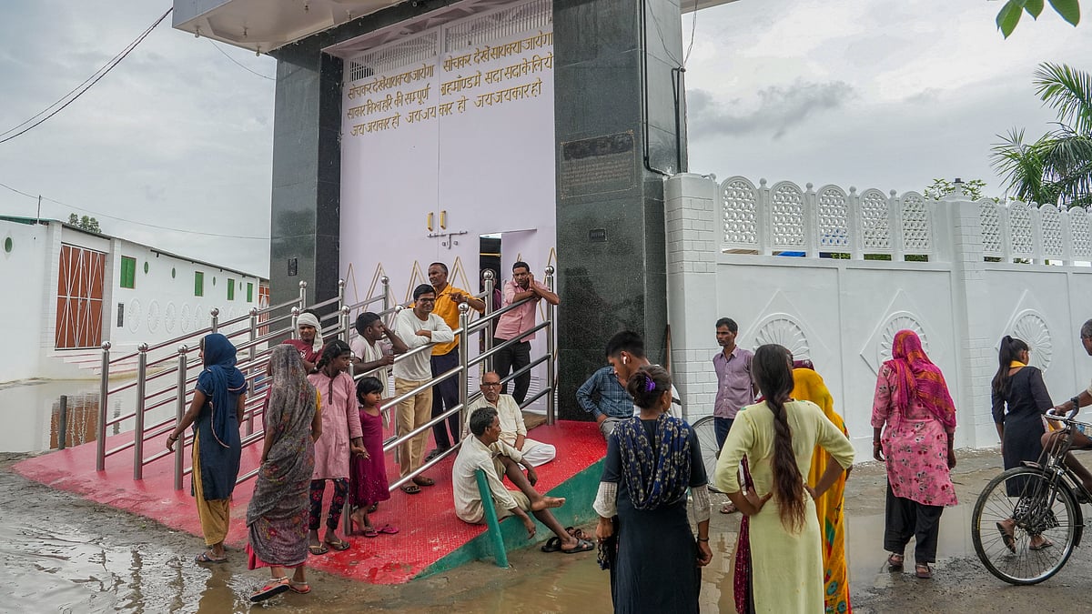 Devotees at Narayan Sakar Hari's ashram in Mainpuri on 4 July (photo: PTI)