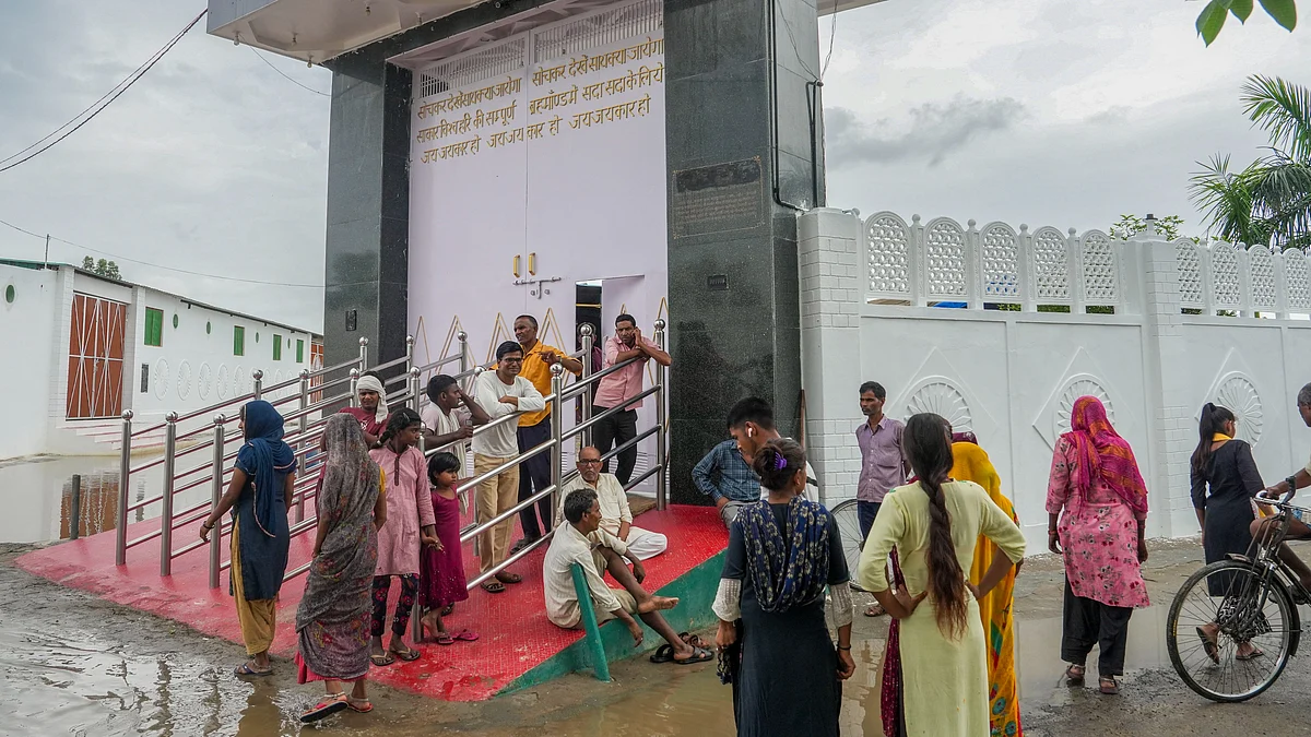 Devotees at Narayan Sakar Hari's ashram in Mainpuri on 4 July (photo: PTI)