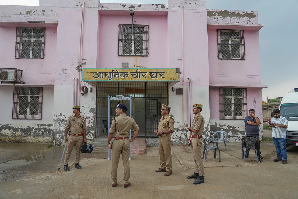 Police personnel keep vigil outside a mortuary a day after a stampede that occured during a 'satsang' (photo: PTI)