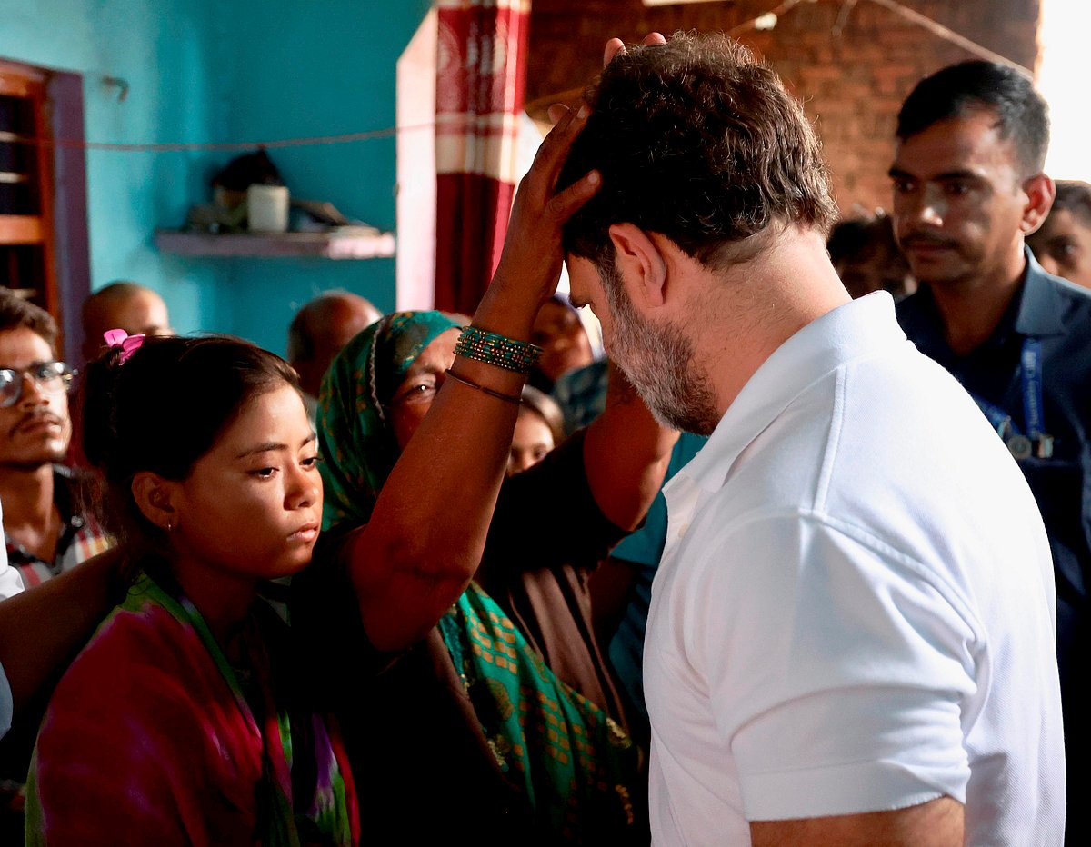 Rahul meeting the kin of victims in Pilkhana village (photo: PTI)