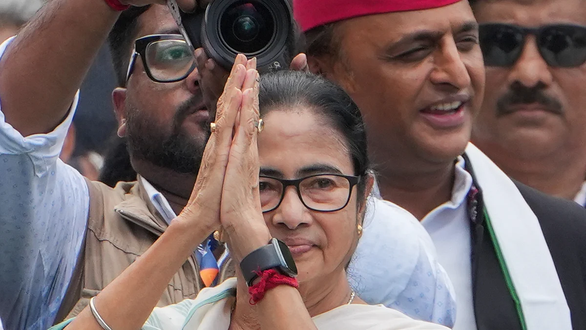 Mamata Banerjee with Akhilesh Yadav during TMC's "Martyr's Day" rally in Kolkata on 21 July (photo: PTI)