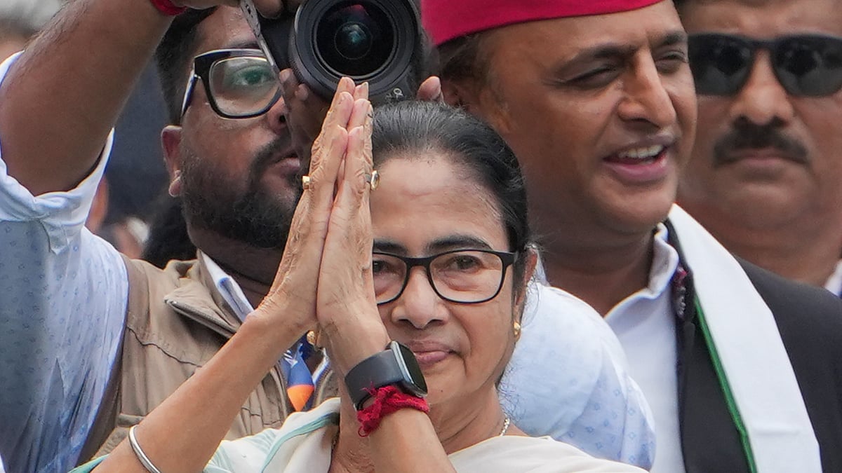 Mamata Banerjee with Akhilesh Yadav during TMC's "Martyr's Day" rally in Kolkata on 21 July (photo: PTI)