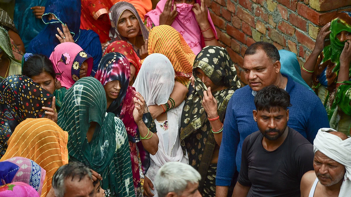 Relatives mourn at the residence of victims who died in the recent stampede at the 'satsang' (photo: PTI)