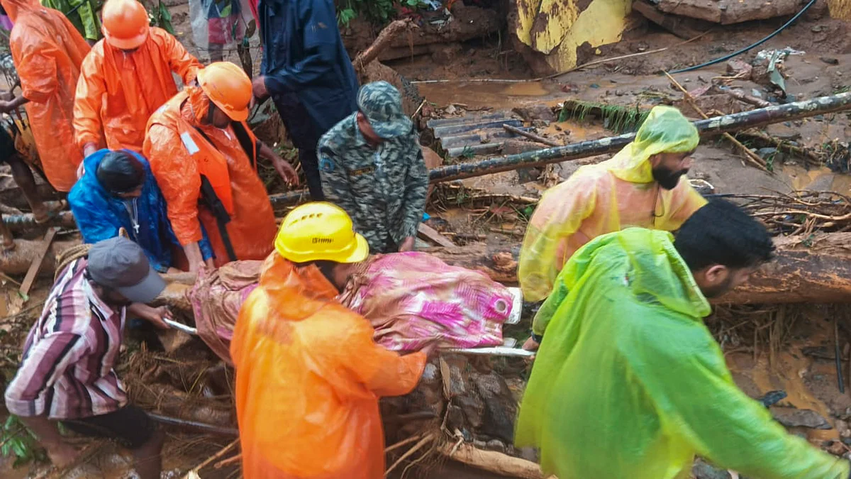 NDRF personnel conduct rescue operation in Wayanad district on 30 July (photo: PTI)