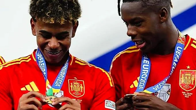 Lamine Yamal (left) and Nico Williams admiring their Euro winners' medals