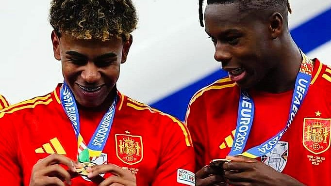 Lamine Yamal (left) and Nico Williams admiring their Euro winners' medals