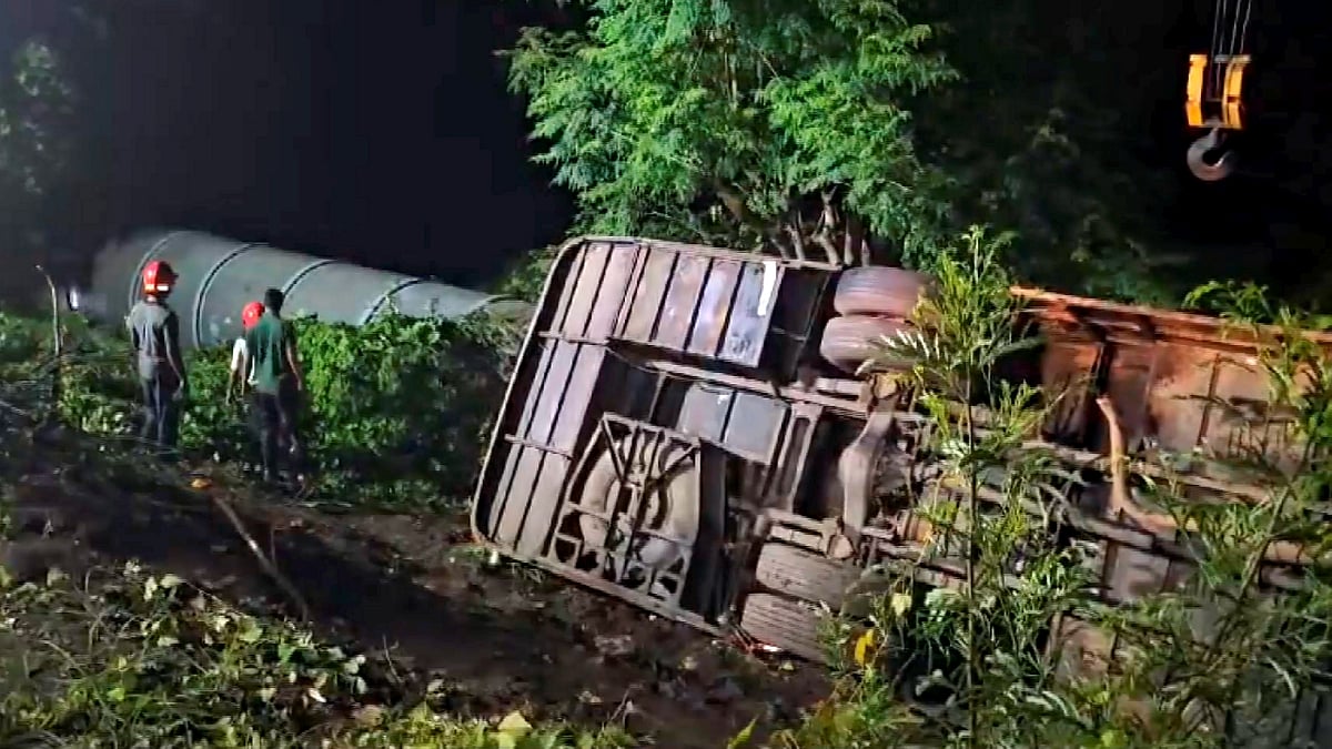 Vehicles turn turtle after the accident in Mumbai on 15 July (photo: PTI)