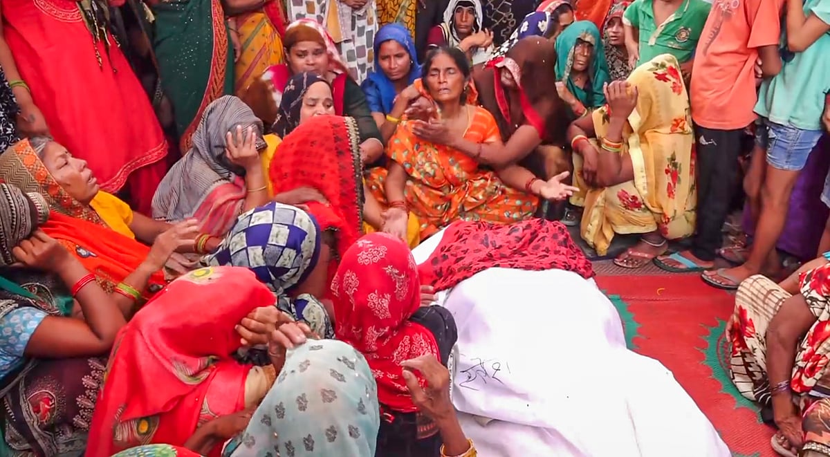 Relatives mourn near the body of a victim a day after the Hathras stampede (photo: PTI)