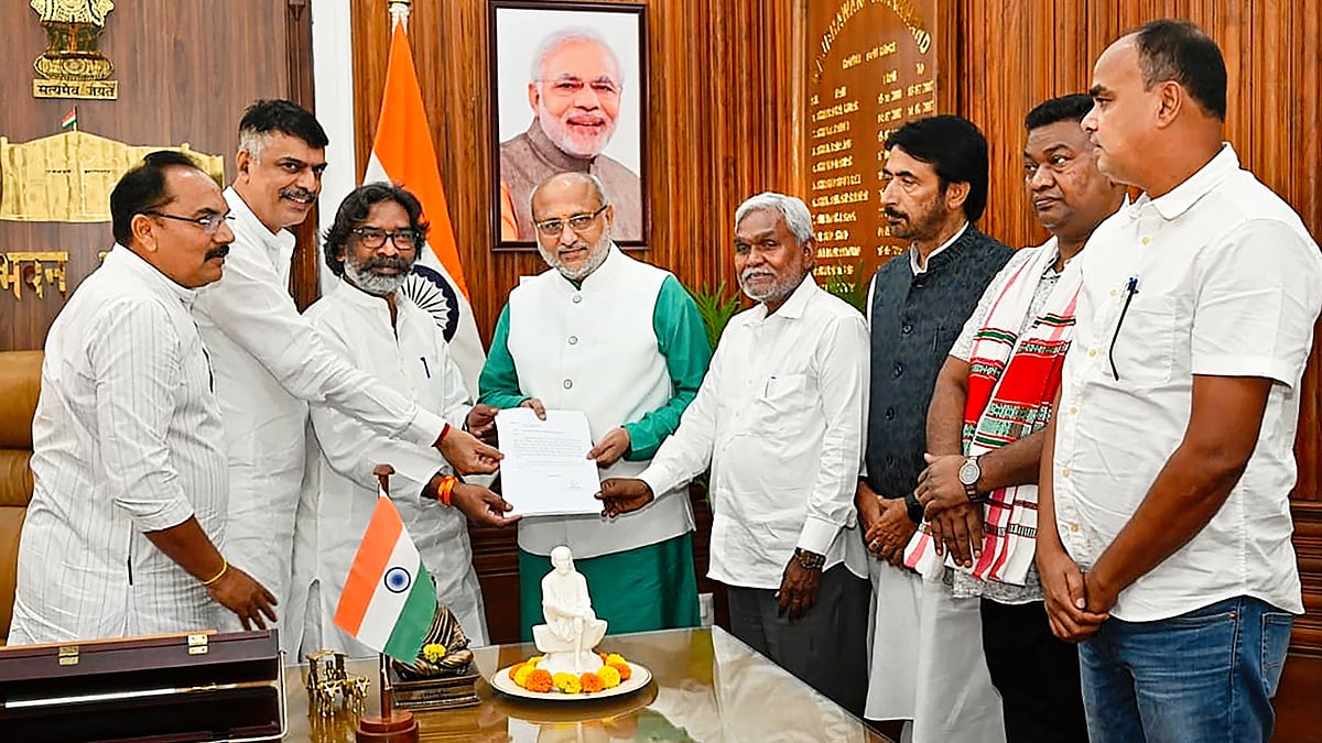 Jharkhand governor C.P. Radhakrishnan flanked by Hemant and Champai Soren (photo: PTI)