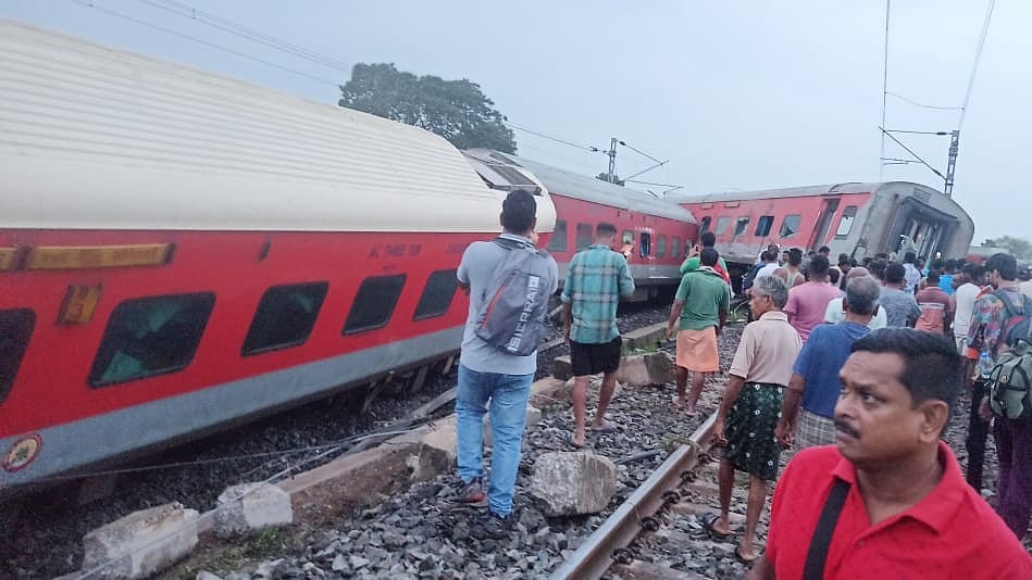 2 killed, 20 injured as 18 coaches of Mumbai-Howrah Mail derail in Jharkhand