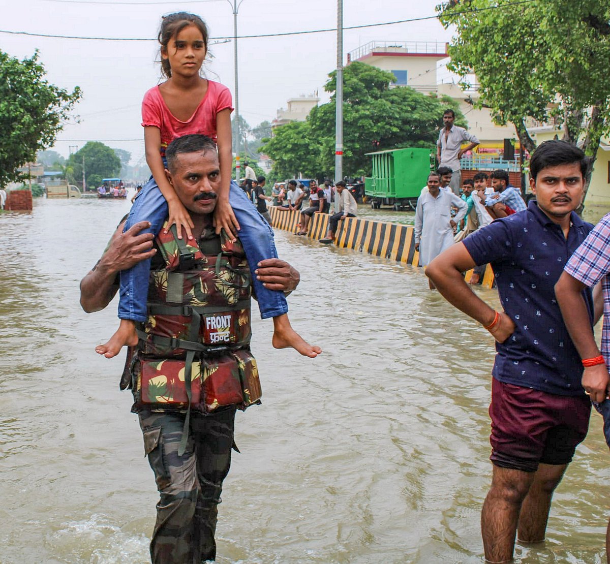 Army personnel during a rescue and relief operation following rising water levels in the Garra and Khannaut Rivers, in Shahjahanpur. (photo: PTI)
