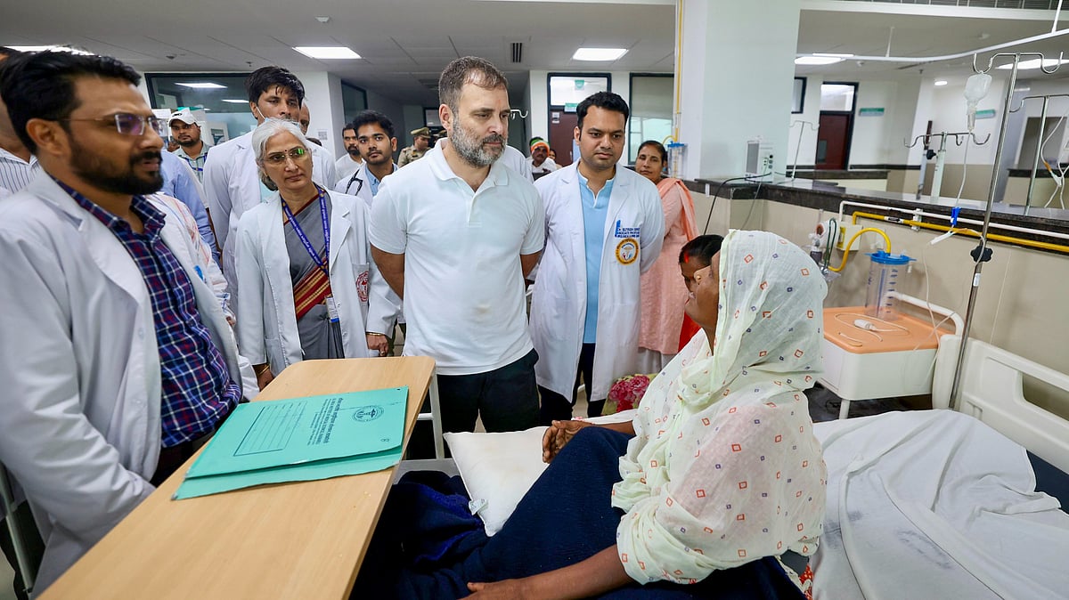 Rahul Gandhi visits Raebareli, meets Kirti Chakra awardee's family