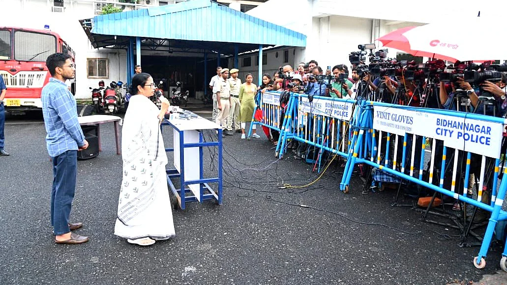 Mamata Banerjee addresses media at Kolkata airport on her return from Delhi (photo: @AITCofficial/X)