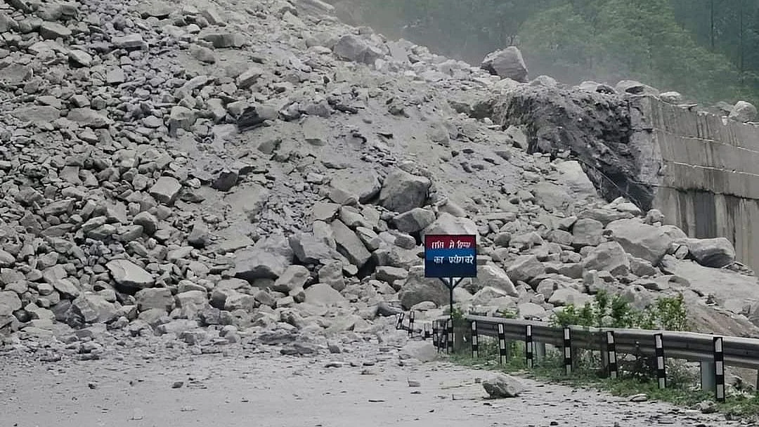 Landslide debris at Patal Ganga, 22 km from Joshimath (photo: @atulsati1/X)
