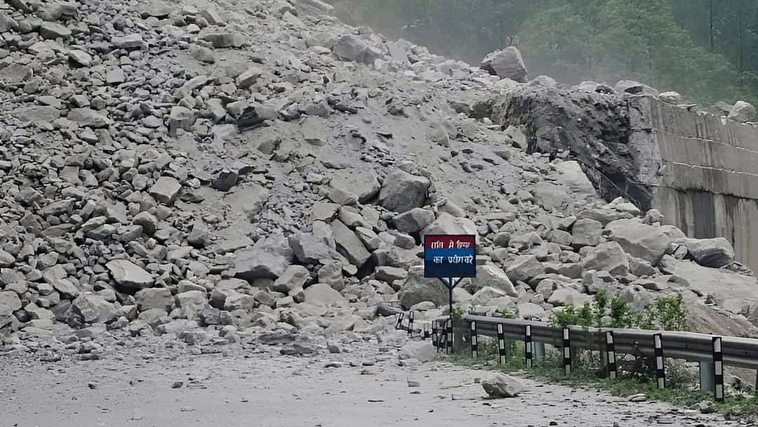 Landslide debris at Patal Ganga, 22 km from Joshimath (photo: @atulsati1/X)