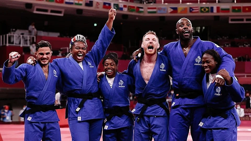 The French men and women's judo team unite in celebrations (photo: Getty Images)
