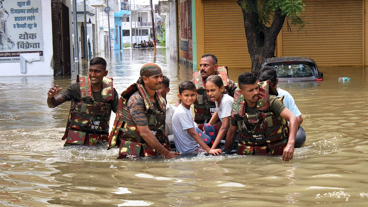 Army personnel during a rescue and relief operation following rising water levels (photo: PTI)