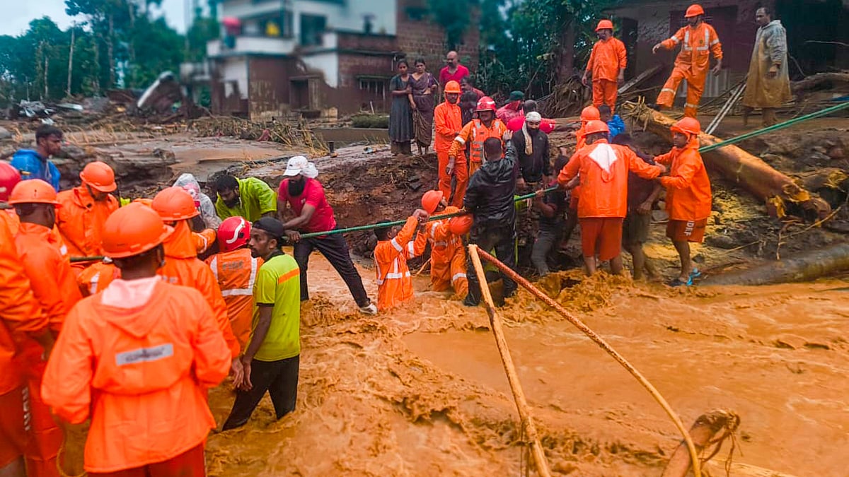NDRF personnel conduct rescue operation in Wayanad district on 30 July (photo: PTI)