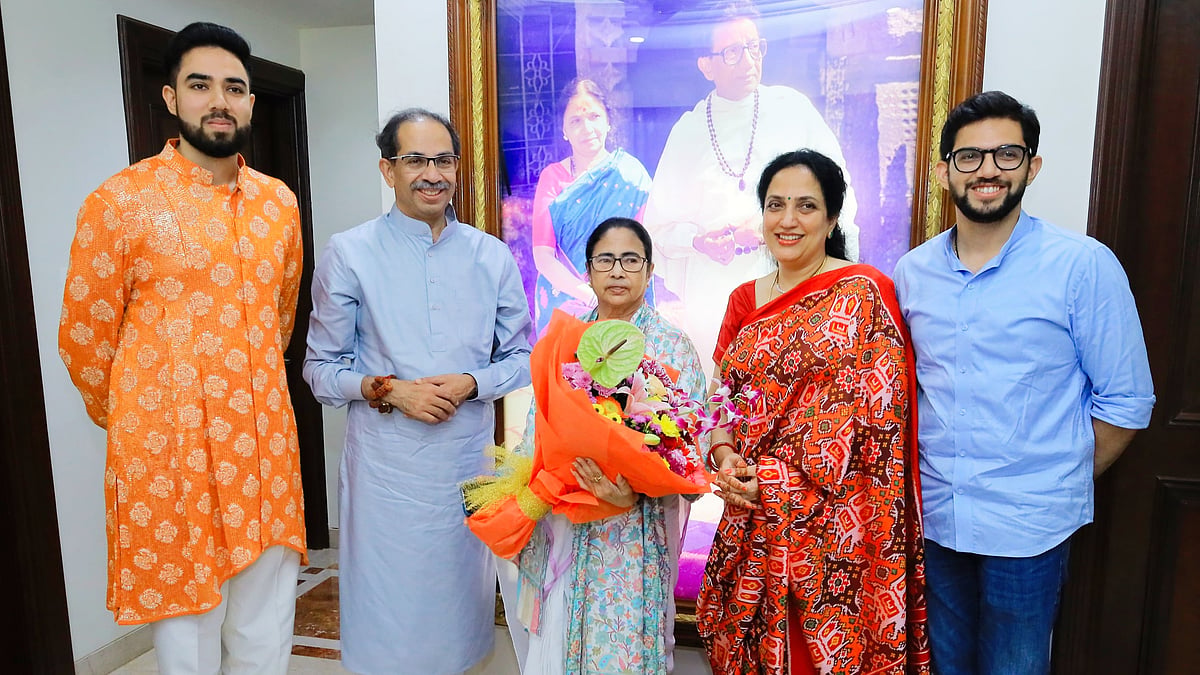 Mamata Banerjee with the Thackerays (photo: @ShivSenaUBT_/X)