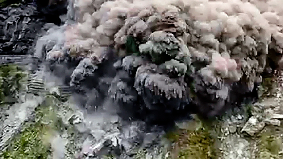 Chamoli: A landslide descends on the Badrinath National Highway (photo: PTI)