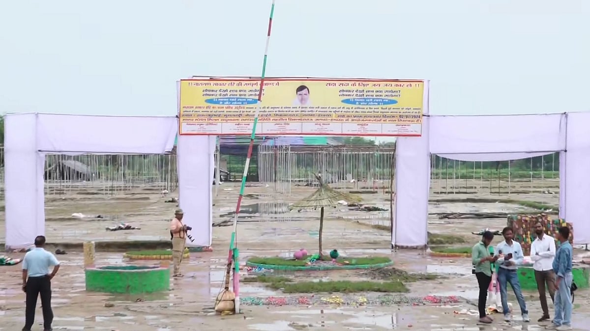 A forensic team investigates the scene after a stampede occurred (photo: PTI)