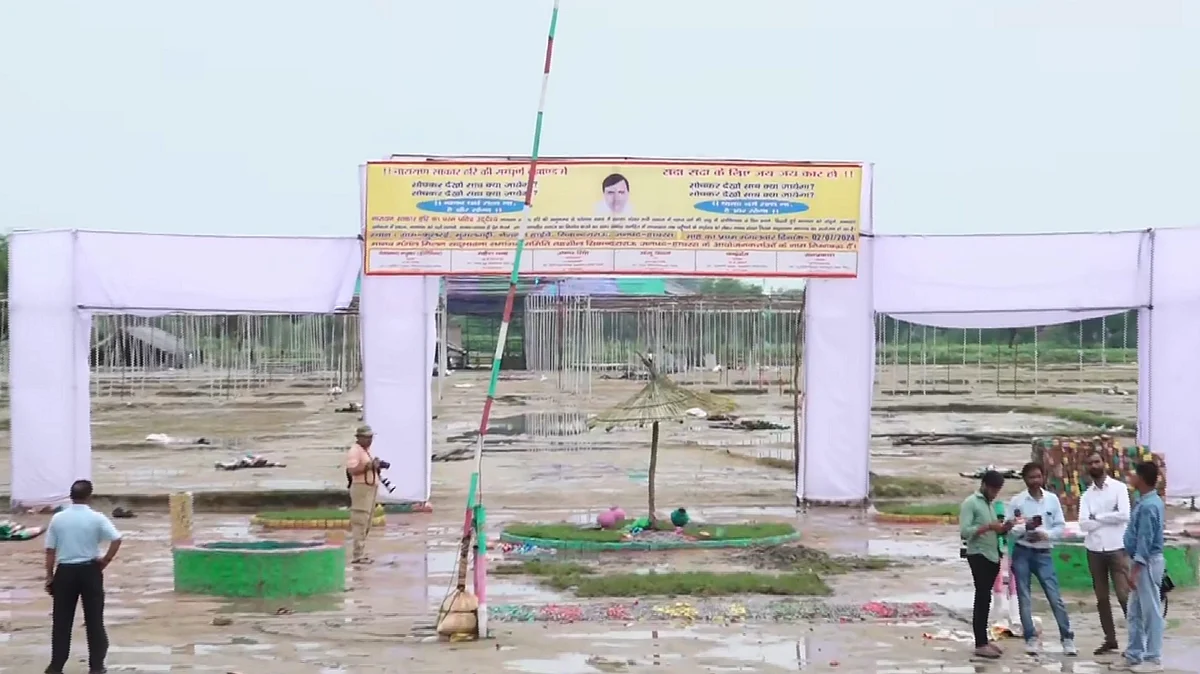 A forensic team investigates the scene after a stampede occurred (photo: PTI)