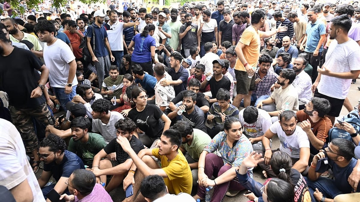 Students protest outside the coaching centre (photo: Vipin/NH)