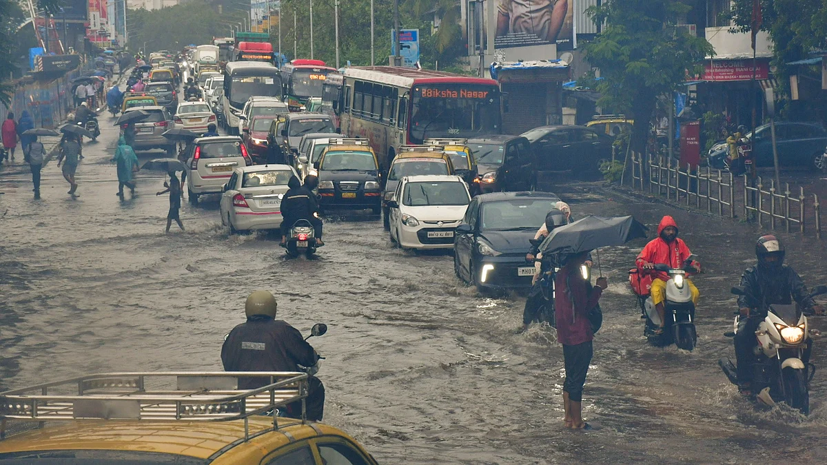 Heavy rains cause traffic snarls in Mumbai on 21 July (photo: PTI)