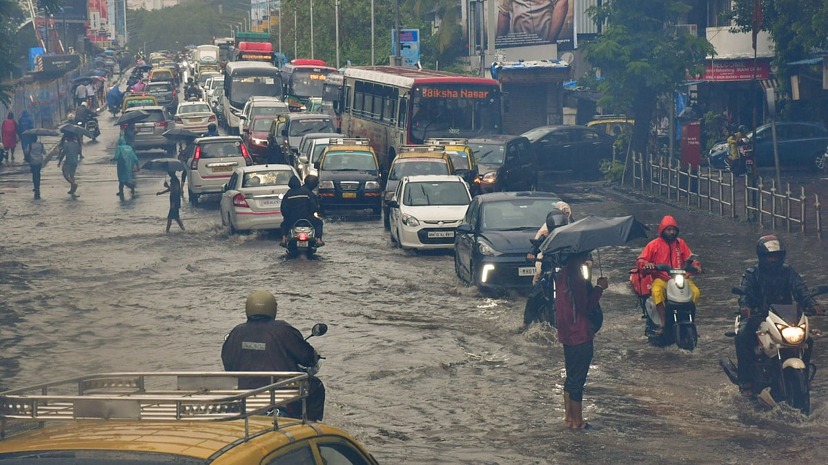 Heavy rains cause traffic snarls in Mumbai on 21 July (photo: PTI)