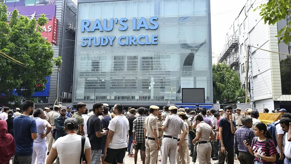 Police and locals gather outside the coaching centre in central Delhi on 28 July (photo: Vipin/NH)