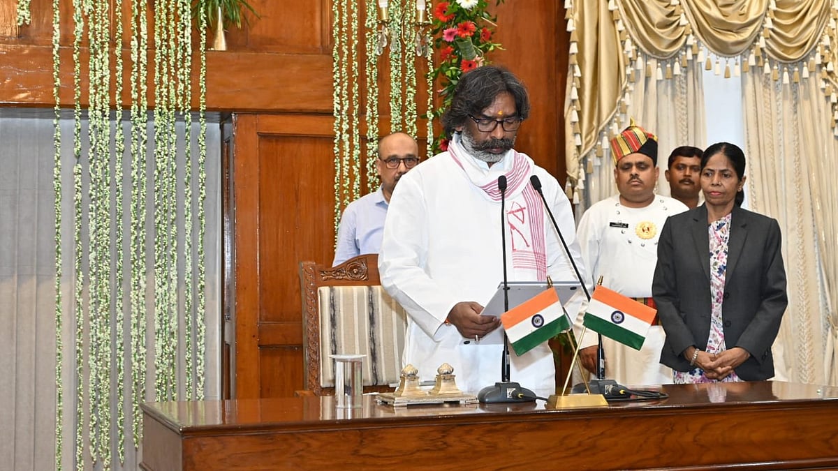 Hemant Soren takes oath in Ranchi on 4 July (photo: @HemantSorenJMM/X)