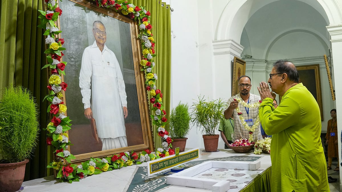 Bengal Assembly speaker Biman Banerjee administers oath to 2 TMC MLAs