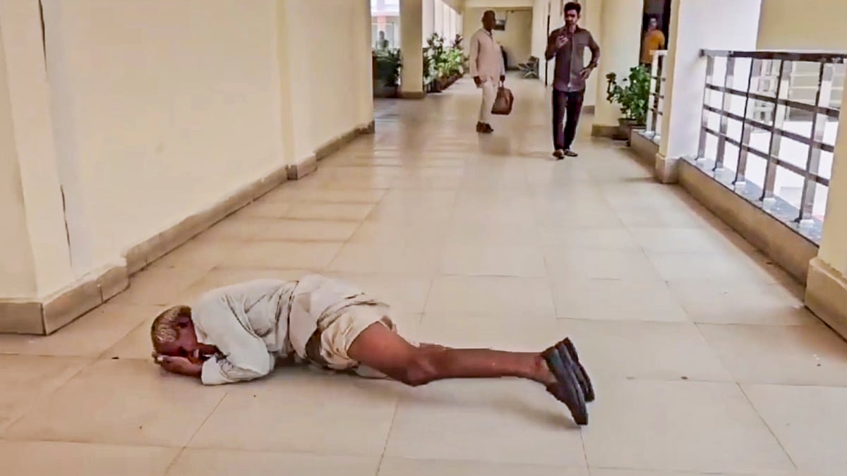 Shankarlal Patidar rolls on the floor in Mandsaur district collector's office (video screengrab)