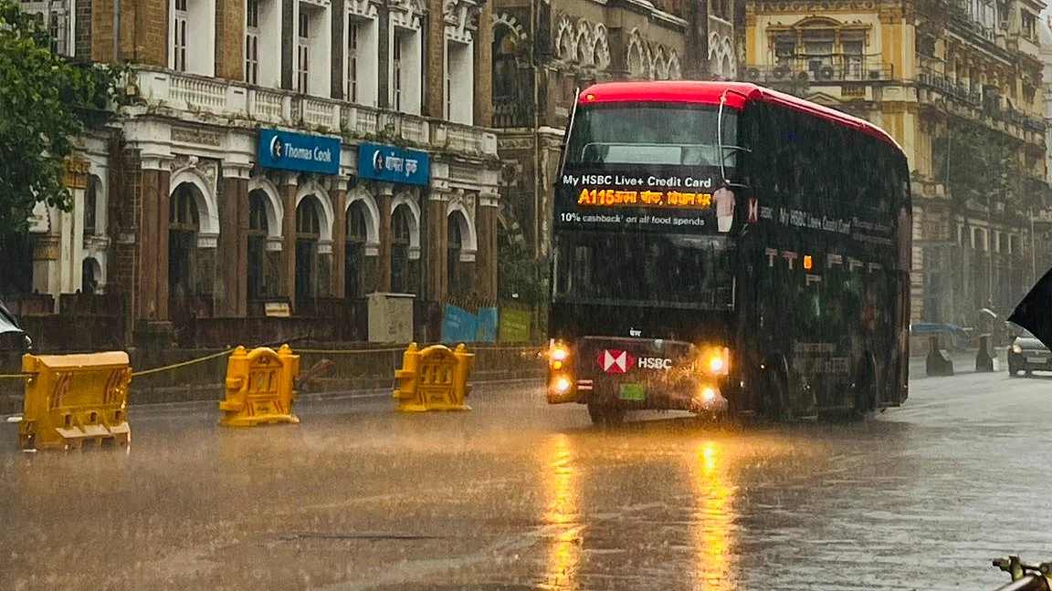 Thane receives 138 mm of rainfall from 8 am to 1 pm on 25 July (photo: @baxirahul/X)