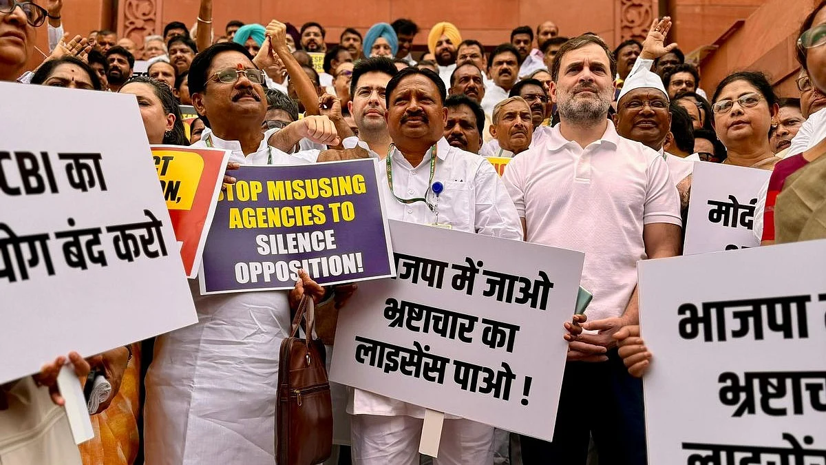 Rahul Gandhi & several leaders participated in the protest on the steps leading to the Makar Dwar