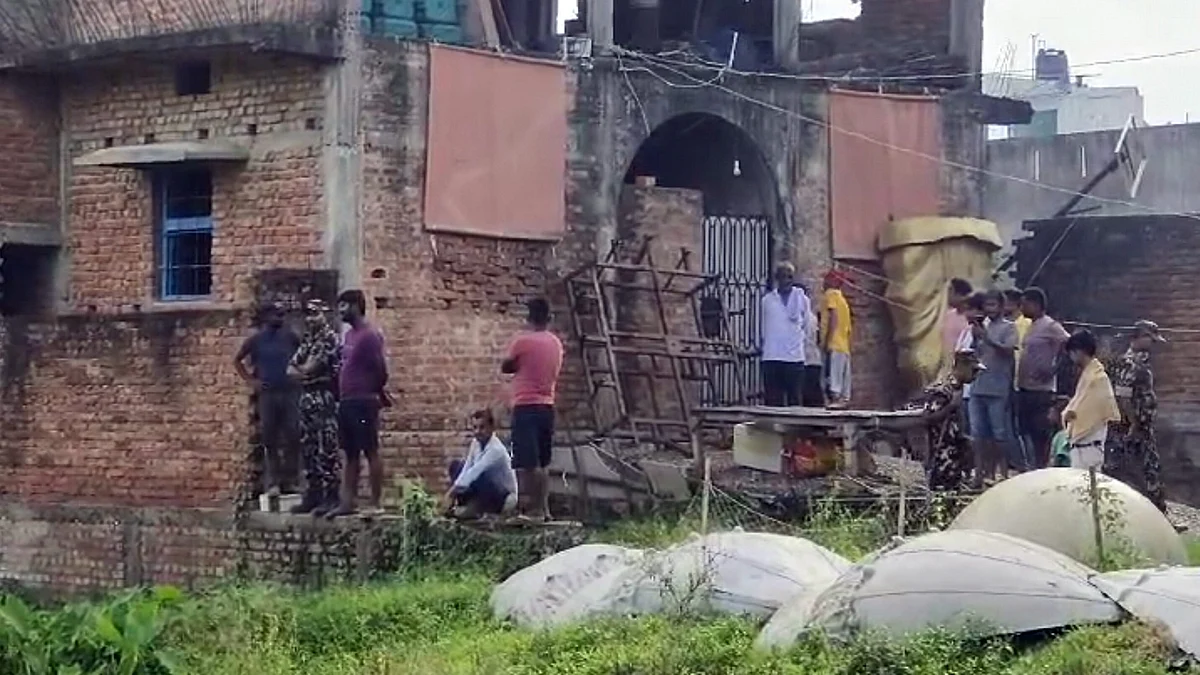 Security personnel and locals near Mukesh Sahani's residence in Darbhanga on 16 July (photo: PTI)