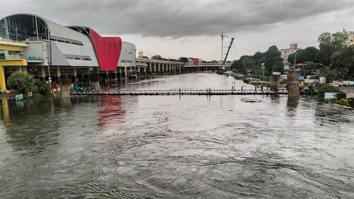 Mutha River overflows after heavy rains in Pune on 24 July (photo: PTI)