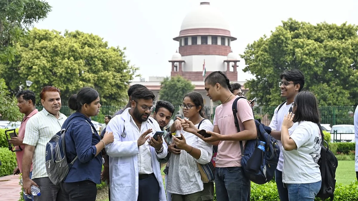 Sudents at SC Lawns during the hearing on NEET-UG exam, in New Delhi (photo: Vipin/NH)