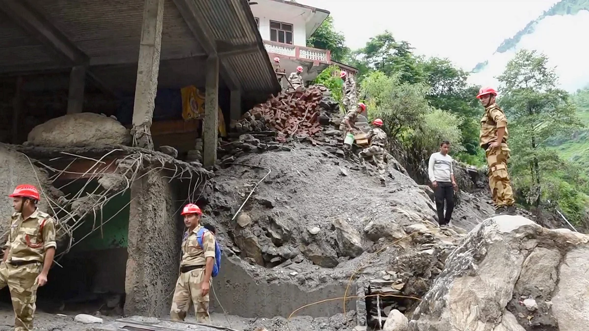Rescue operations continue in Shimla on 3 August (photo: PTI)