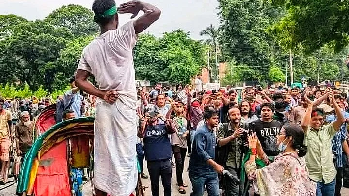 A rickshaw puller greets protestors in Dhaka (photo courtesy: @buetian62)