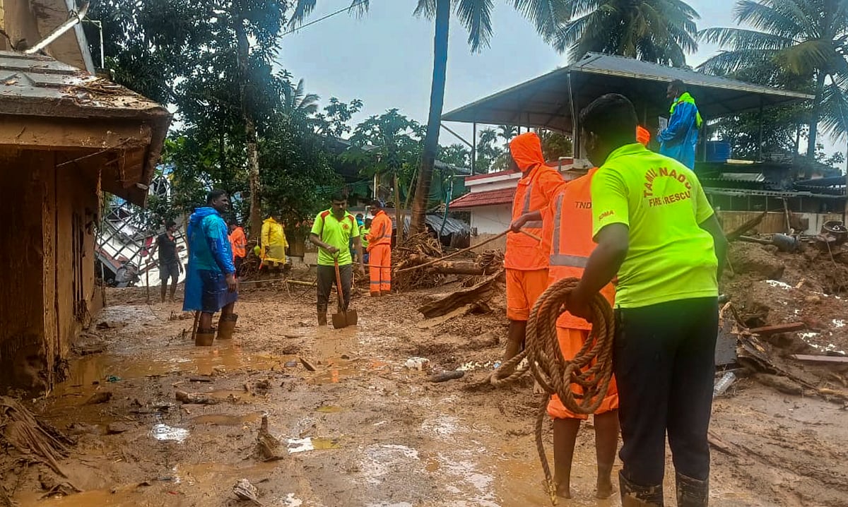 Rescue teams intensified efforts to find survivors in Wayanad  (photo: PTI)