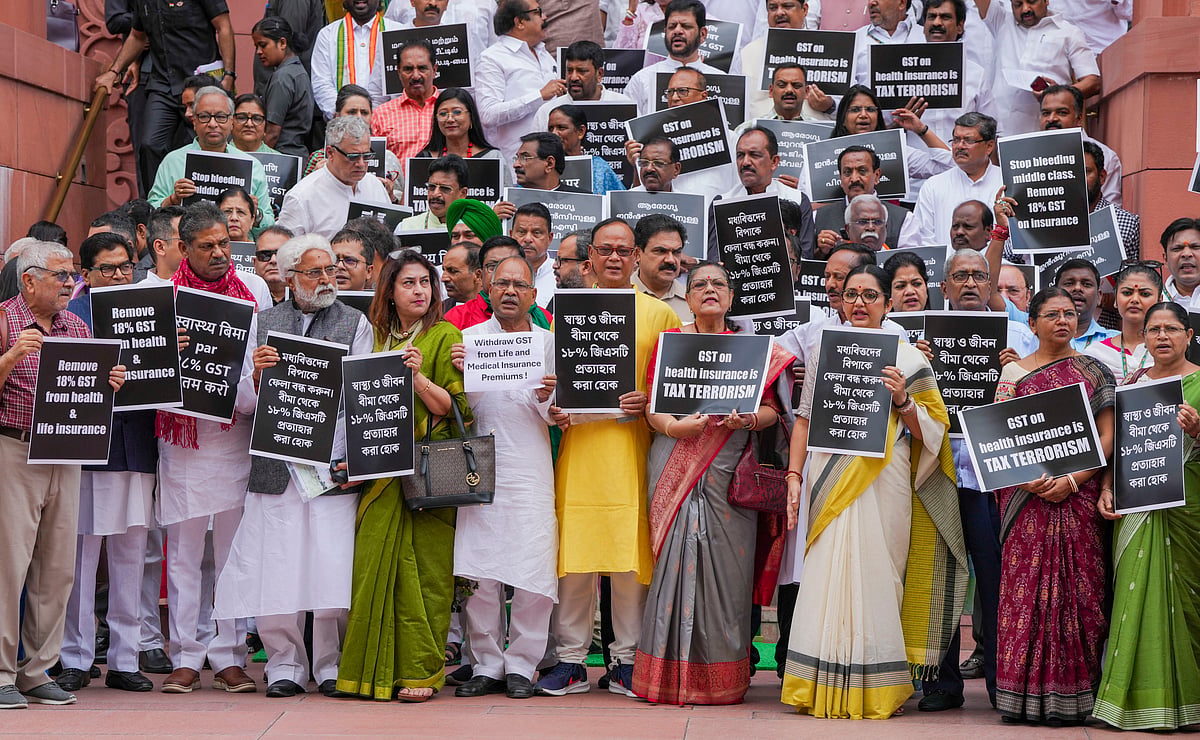 MPs from various parties raising slogans for the GST rollback (photo: PTI)