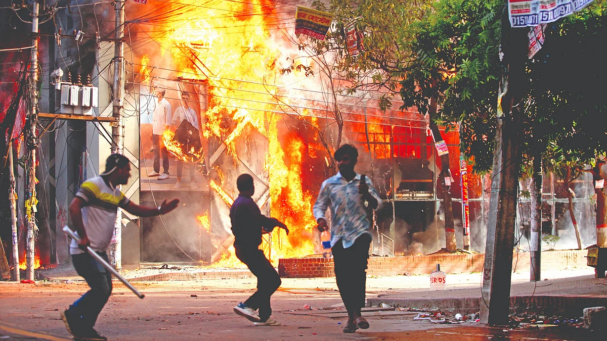 Arson on the streets of Dhaka during anti-quota protests, 4 August 2024