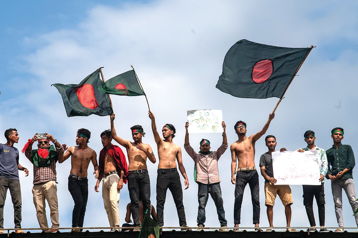 Protesters block Shahbagh intersection in Dhaka, 4 August